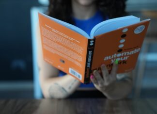 El futuro del trabajo autónomo en España: hacia una mayor representación institucional a woman sitting at a table reading a book