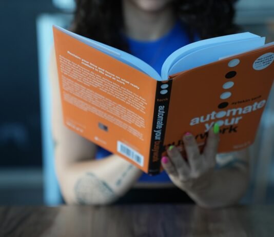El futuro del trabajo autónomo en España: hacia una mayor representación institucional a woman sitting at a table reading a book
