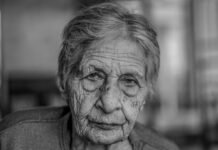 El arte de envejecer con dignidad: reflexiones sobre la salud en la tercera edad old woman in grey shirt