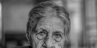 El arte de envejecer con dignidad: reflexiones sobre la salud en la tercera edad old woman in grey shirt