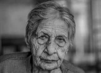 El arte de envejecer con dignidad: reflexiones sobre la salud en la tercera edad old woman in grey shirt