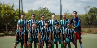 Athletic Club refuerza su proyecto deportivo con la renovación de Yeray y gestiona las cargas de entrenamiento A soccer team stands together on a field.