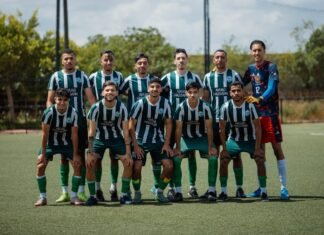Athletic Club refuerza su proyecto deportivo con la renovación de Yeray y gestiona las cargas de entrenamiento A soccer team stands together on a field.
