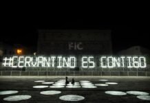 El Cerebro Táctico del PSG: Cuando el Verdadero Protagonista No Está en el Campo white and black lighted signage during night time