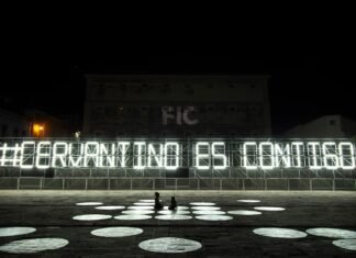 El Cerebro Táctico del PSG: Cuando el Verdadero Protagonista No Está en el Campo white and black lighted signage during night time