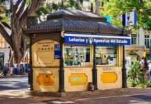 Logista bajo presión: el análisis de las nuevas posiciones cortas en el mercado español A bus stop sitting on the side of a road