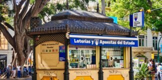 Logista bajo presión: el análisis de las nuevas posiciones cortas en el mercado español A bus stop sitting on the side of a road