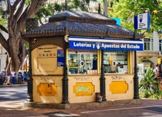Logista bajo presión: el análisis de las nuevas posiciones cortas en el mercado español A bus stop sitting on the side of a road