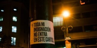 Las listas de espera sanitarias en Andalucía: un desafío estructural que trasciende los cambios de gobierno a street pole with a sticker on it