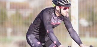 Javier Romo: El ciclista que encuentra fuerza en la fe y la tradición española man biking at daytime