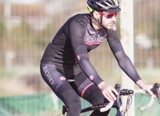 Javier Romo: El ciclista que encuentra fuerza en la fe y la tradición española man biking at daytime