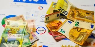 El cerco financiero se estrecha sobre las pymes españolas: análisis de una crisis multifactorial A bunch of money sitting on top of a table