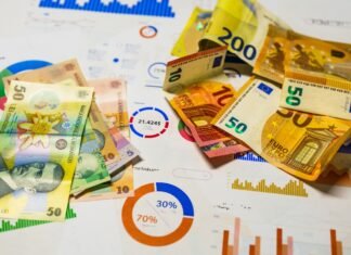 El cerco financiero se estrecha sobre las pymes españolas: análisis de una crisis multifactorial A bunch of money sitting on top of a table