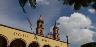 Corrupción consular: España enfrenta una crisis sistémica en la emisión de visados en el norte de África a building with arches and a clock tower