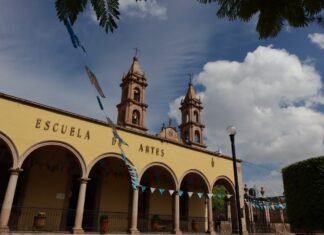 Corrupción consular: España enfrenta una crisis sistémica en la emisión de visados en el norte de África a building with arches and a clock tower