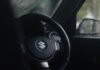 La estrategia disruptiva de Suzuki: cómo la SV-7GX redefine las reglas del juego en el segmento crossover a steering wheel of a car in the rain