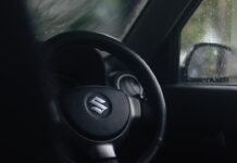 La estrategia disruptiva de Suzuki: cómo la SV-7GX redefine las reglas del juego en el segmento crossover a steering wheel of a car in the rain