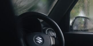La estrategia disruptiva de Suzuki: cómo la SV-7GX redefine las reglas del juego en el segmento crossover a steering wheel of a car in the rain