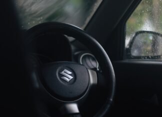 La estrategia disruptiva de Suzuki: cómo la SV-7GX redefine las reglas del juego en el segmento crossover a steering wheel of a car in the rain
