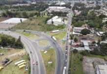 Los retos de la infraestructura vial en Andalucía: análisis de los proyectos de gran envergadura cars on road near houses and trees during daytime