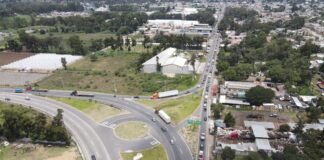 Los retos de la infraestructura vial en Andalucía: análisis de los proyectos de gran envergadura cars on road near houses and trees during daytime