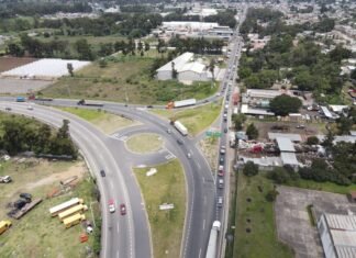 Los retos de la infraestructura vial en Andalucía: análisis de los proyectos de gran envergadura cars on road near houses and trees during daytime