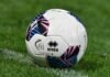 La estrategia de Ancelotti se define: decisiones clave en Valdebebas previo al Clásico a soccer ball sitting on top of a lush green field