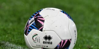 La estrategia de Ancelotti se define: decisiones clave en Valdebebas previo al Clásico a soccer ball sitting on top of a lush green field