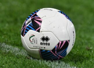 La estrategia de Ancelotti se define: decisiones clave en Valdebebas previo al Clásico a soccer ball sitting on top of a lush green field