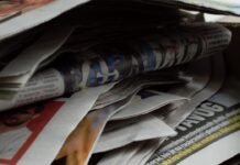 Alejandro Davidovich Fokina avanza a octavos del Masters 1000 de Roma tras superar a Matteo Arnaldi a bunch of newspapers stacked on top of each other