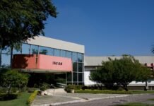 La innovación empresarial española marca el rumbo hacia 2026: tecnología, sostenibilidad y talento como pilares del futuro white and pink building