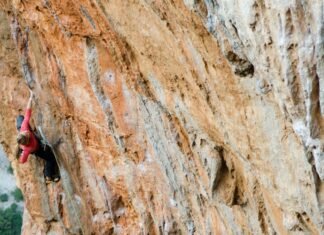El sector asegurador español acelera su consolidación tras un año de crecimiento sostenido person climbing mountain during day