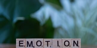 La revolución emocional del marketing automotriz: cuando las marcas dejan de vender coches para vender experiencias A wooden block spelling emotion on a table