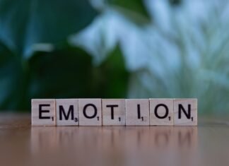 La revolución emocional del marketing automotriz: cuando las marcas dejan de vender coches para vender experiencias A wooden block spelling emotion on a table