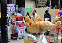 La consolidación del mercado de neumáticos en España: cuando las empresas familiares lideran la transformación sectorial woman in black jacket sitting on red shopping cart