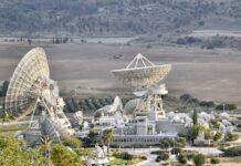 La tecnología hiperespectral: Cómo los satélites están revolucionando el monitoreo terrestre desde el espacio a large building with a dome roof