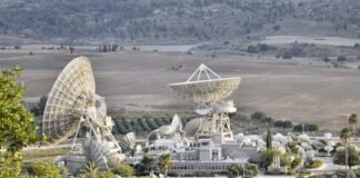 La tecnología hiperespectral: Cómo los satélites están revolucionando el monitoreo terrestre desde el espacio a large building with a dome roof