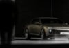 La revolución silenciosa del Hyundai KONA: cuando la simplicidad vence a la complejidad tecnológica a silver car parked in a room