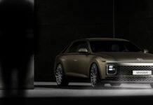 La revolución silenciosa del Hyundai KONA: cuando la simplicidad vence a la complejidad tecnológica a silver car parked in a room