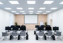 La transformación digital del aula: España impulsa la formación docente en inteligencia artificial a room filled with lots of desks and computers