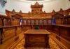 El protocolo ministerial ante el sacrificio: cuando la presencia oficial es un deber moral a courtroom with a large wooden bench
