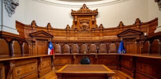 El protocolo ministerial ante el sacrificio: cuando la presencia oficial es un deber moral a courtroom with a large wooden bench