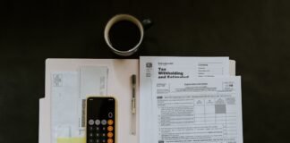 Los controles fiscales en operaciones de efectivo: qué necesitas saber en 2024 black Android smartphone near ballpoint pen, tax withholding certificate on top of white folder