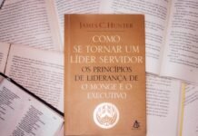 La herencia lingüística de José Manuel Blecua: un legado que trasciende la Academia a book sitting on top of a pile of books