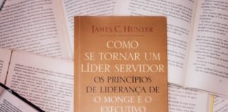 La herencia lingüística de José Manuel Blecua: un legado que trasciende la Academia a book sitting on top of a pile of books