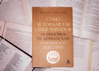 La herencia lingüística de José Manuel Blecua: un legado que trasciende la Academia a book sitting on top of a pile of books