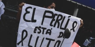 La publicidad española brilla en El Sol 2026 con resultados históricos que refuerzan su liderazgo creativo man in black t-shirt holding black and white banner