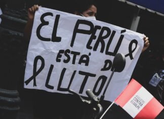 La publicidad española brilla en El Sol 2026 con resultados históricos que refuerzan su liderazgo creativo man in black t-shirt holding black and white banner