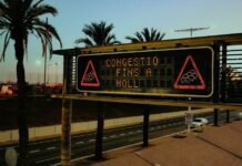 La consagración del nuevo tridente parisino: Kvaratskhelia, Dembélé y Doué conquistan Europa a sign on the side of a road that says congesto finish of the