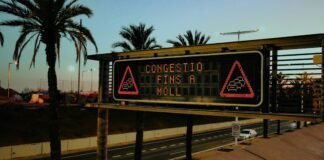 La consagración del nuevo tridente parisino: Kvaratskhelia, Dembélé y Doué conquistan Europa a sign on the side of a road that says congesto finish of the